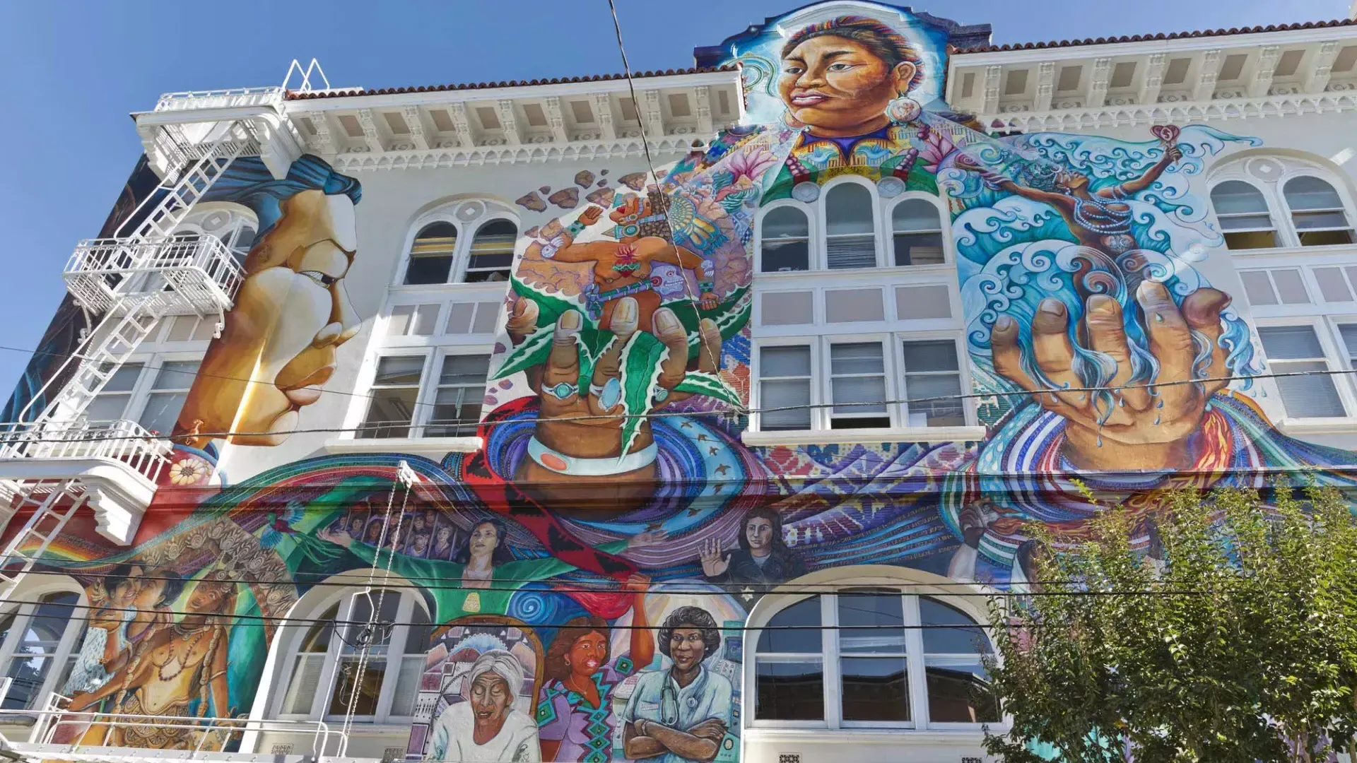 丰富多彩的, large-scale mural covers the side of the Women's Building in San Francisco's 任务的区.